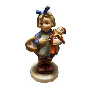 Goebel Hummel Collectors Club “What Now? ” #422 Figurine
